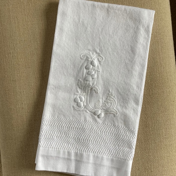 Initial Hand Towel - L BY TERESA ALECRIM - Picture 3 of 3